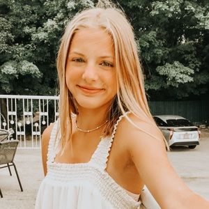 Meet your Posher, Ella